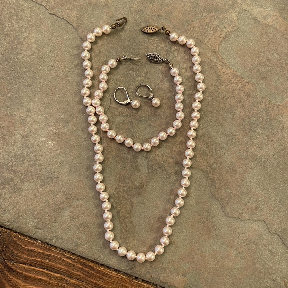 Soft pink necklace, bracelet and earring set.
